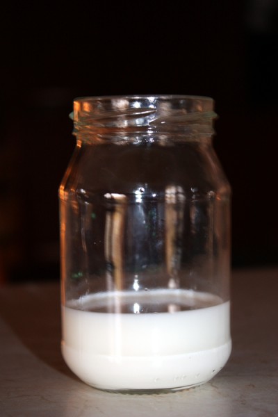 Słoik w roli spieniacza do mleka