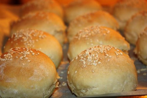 Upieczone bułki hamburgerowe